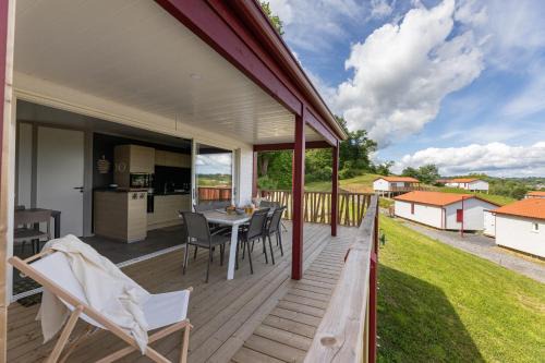 Hasparren Ski Chalet | Oihana grand chalet de 2 à 6 pers climatisé avec piscine vue et calme à Hasparren-Pays Basque