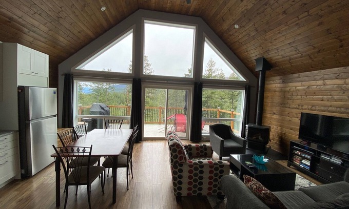 Central Okanagan Cottage | Okanagan Lake Cottage in Upper Fintry