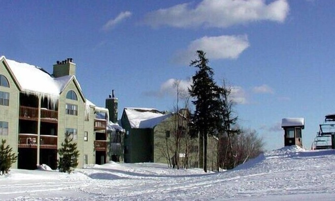Ludlow Condo | Okemo Mountain Slopeside Vacation Condo