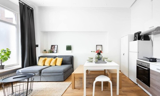 Am Alten Sudlichen Friedhof Apartment | Oktoberfest Oasis for up to 12