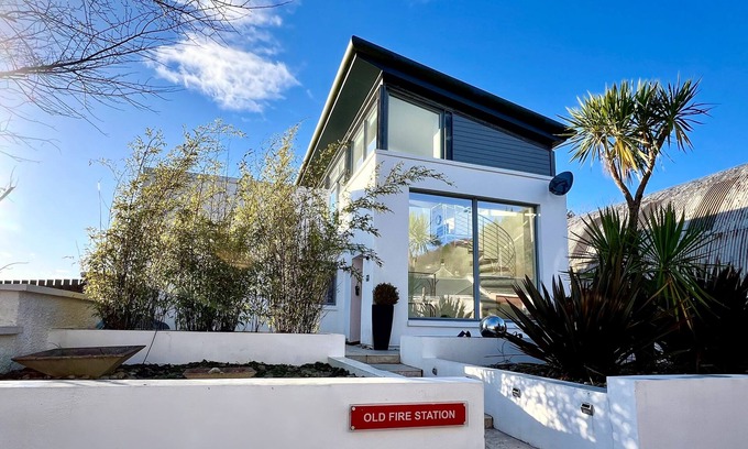 Tighnabruaich Cottage | Old Fire Station - sleeps 6 guests in 3 bedrooms