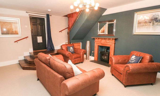 Laugharne Cottage | OLD GATE HOUSE, family friendly, with hot tub in Laugharne