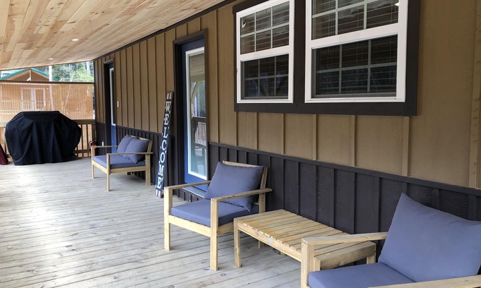 Whitley City Cabin | Old Glory Getaway-Cozy 2 bedroom cabin just 5 miles from Cumberland Falls!