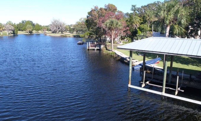 Homosassa House | OLD HOMOSASSA- RIVER WATERFRONT HOUSE ICE MACHINE-DEEP BAY- FOUR KAYAKS