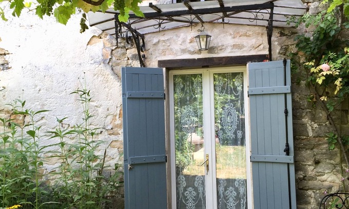 Noisy-sur-Ecole Cottage | Old house in a pretty village close to the Trois Pignons forest.