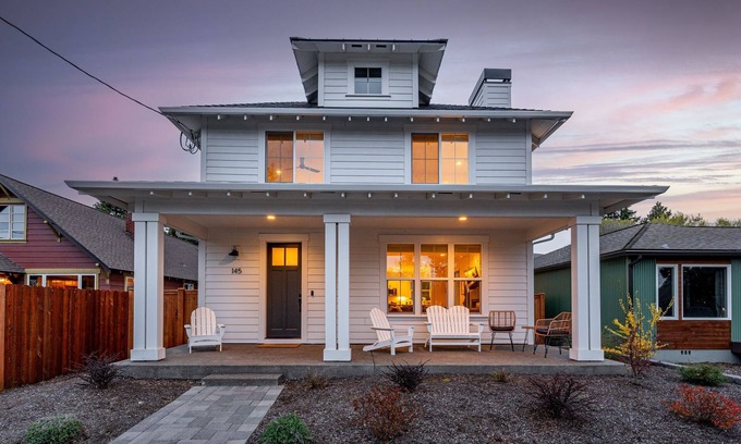 Southern Crossing House | Old Mill Villa: Guesthouse, Salt Hot Tub, Sauna, Steps to Old Mill