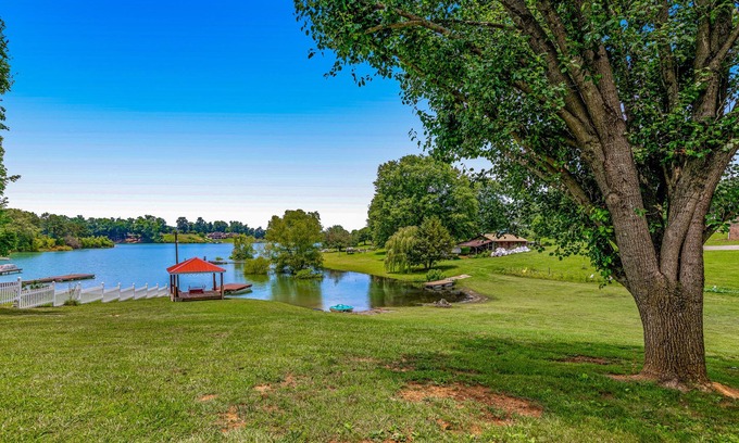 Dandridge House | Old Oak Grove Retreat | House in Dandridge on the shoreline of Douglas Lake