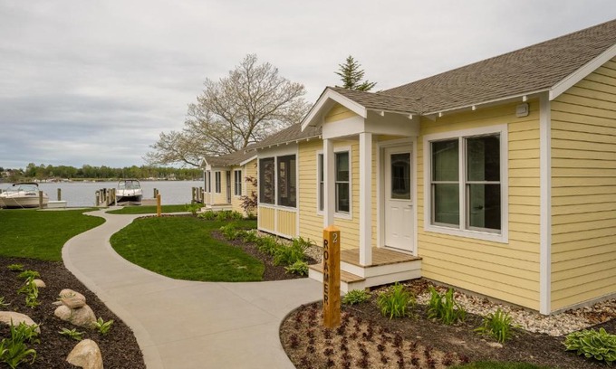 Saugatuck House | Old Pike Cottages
