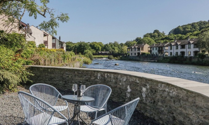 Backbarrow Cottage | OLD POST OFFICE COTTAGE, pet friendly, with a garden in Newby Bridge