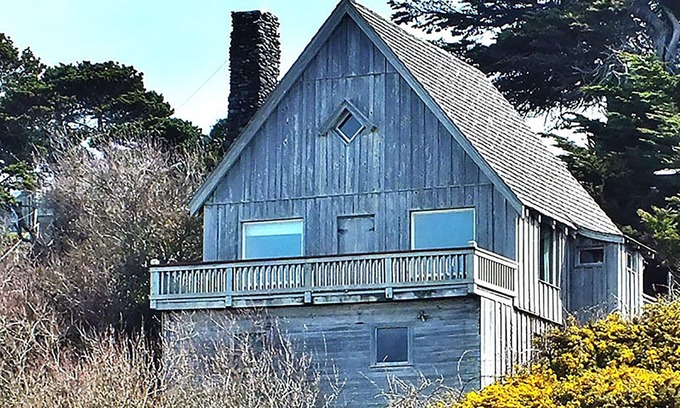 Bandon House | Old Rustic Beach Cabin: Private deck overlooking Face Rock Beach.