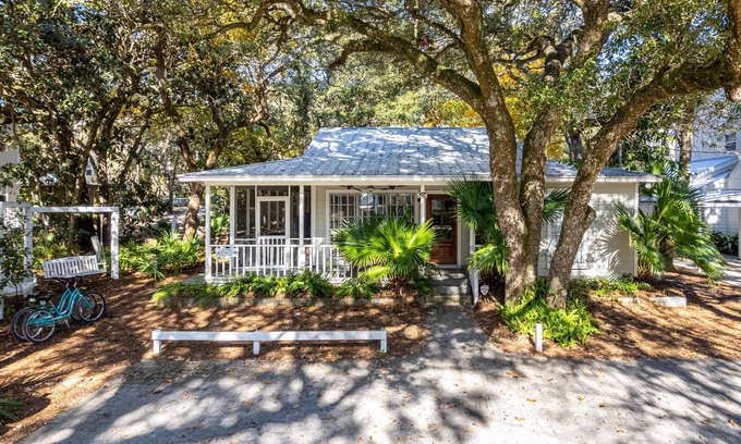 Seagrove Beach House | Old Seagrove "Off the Hook" |3 BR |Sleeps 8| STEPS to Beach| Steps to Seaside