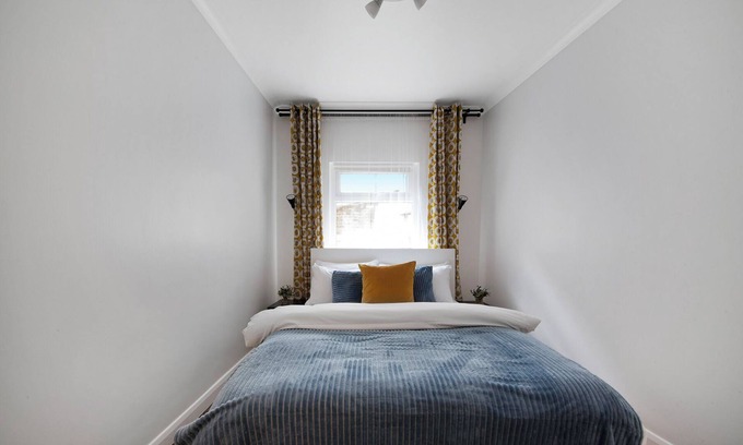 St Luke's Apartment | Old Street Apartment by MoreThanStays | Sleeps 6