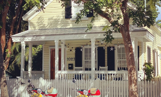 Key West Historic District House | Old Town Classic with plenty of charm, porch swing and parking