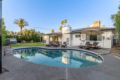 Village Grove House | Old Town Family Retreat-FREE Heated Pool-Spa-Putt Grn-Gym