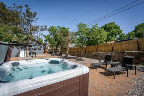 Cottonwood House | Old Town Stunner