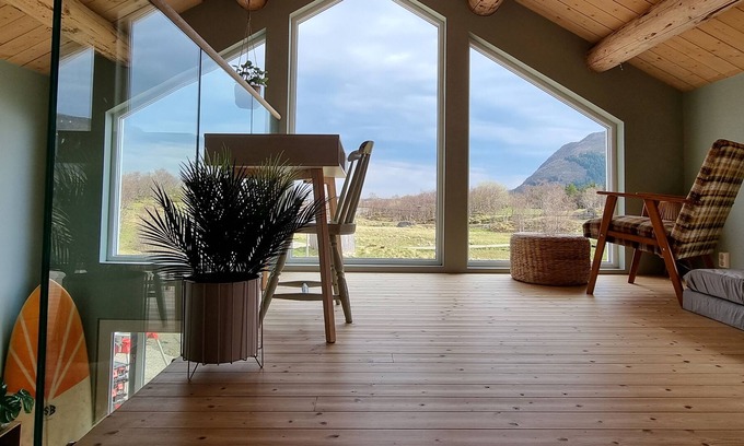 Vestvagøy House | Old traditional house by the sea, with wood-burning hot tub