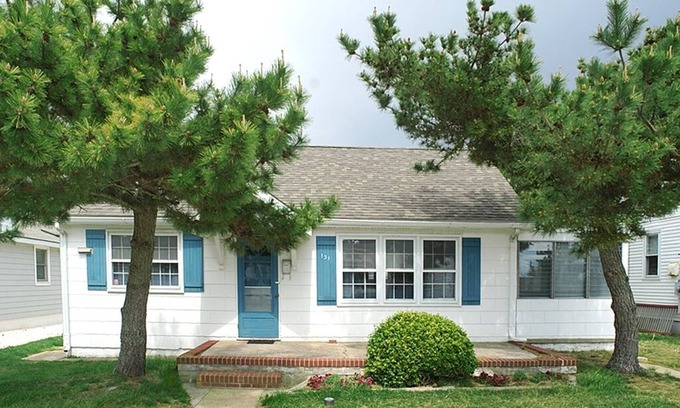Avalon Cottage | Old world Avalon Cottage only steps to downtown and 2 blocks to the beach.