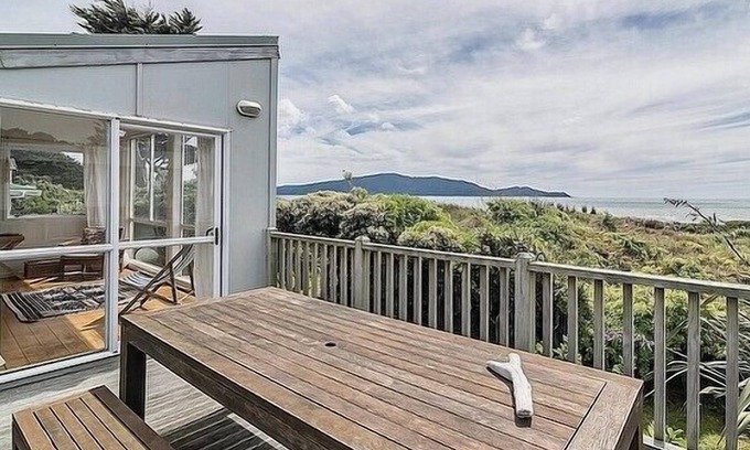 Waikanae Cottage | OLDE BEACH PEARL - WAIKANAE BEACH BACH in Waikanae Beach