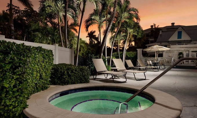 Marco Island Hotel | Olde Marco Deluxe 2BR Suite w/Gourmet Kitchen & Modern Coastal Décor