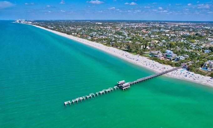 Old Naples Condo | Olde Naples Luxury Condo Steps to Pier, Beach, Sunsets and fabulous Restaurant