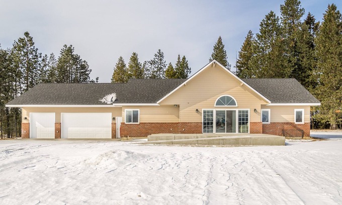 Bonner County House | Oldtown Home w/ Private Yard + Mountain Views
