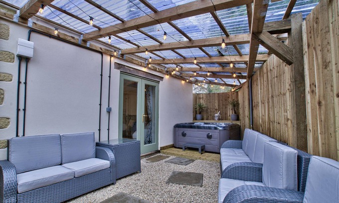 Black Bourton Cottage | Olive Cottage by Group Retreats - sleeps 11 guests in 5 bedrooms