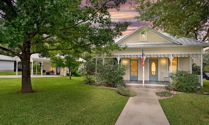 Fredericksburg House | Oma Lange's Guesthouse | In Town | Hot Tub | Full Kitchen | WiFi