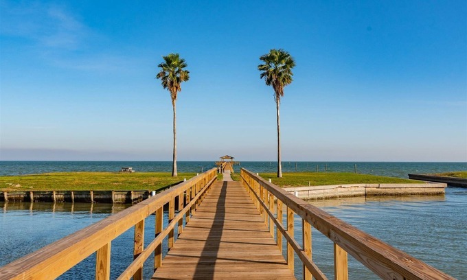 Sailhouse Condo | Oma's Place | Lighted Pier and Pool Access!