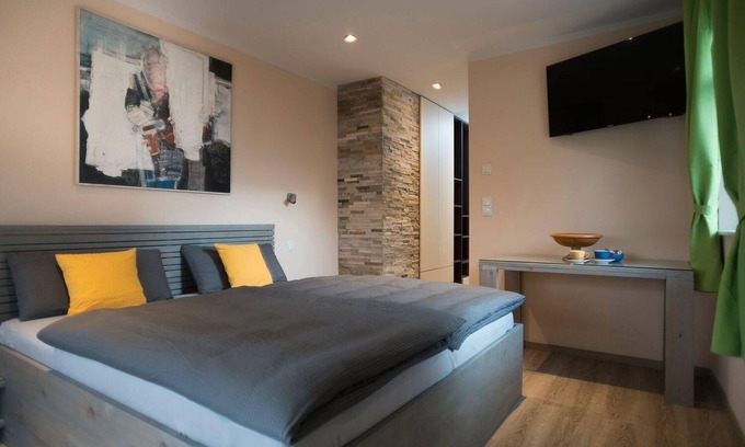 Marktheidenfeld Apartment | OMAS STUBB, das Komfort-DZ mit Balkon im Herrenhaus