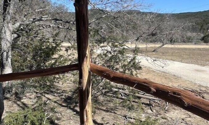 Leakey Cabin | On 3 Twisted Sisters Loop, Great for Motorcycles, Couples Getaway, Pets Welcome!