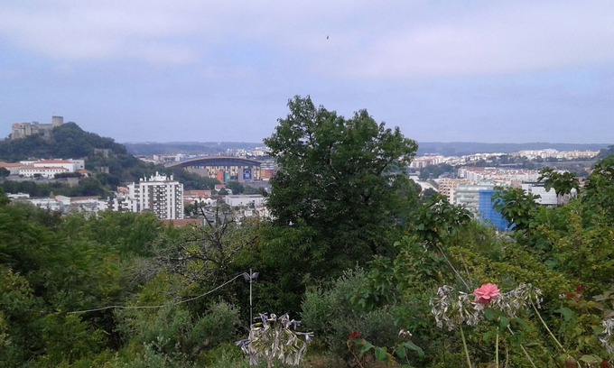 Leiria Bed & Breakfast | On a hill in the middle of nature overlooking Leiria castle near city center.