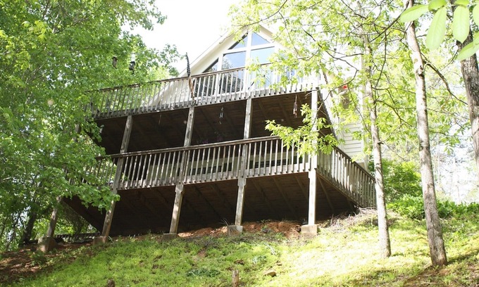 Almond House | On Golden Pond Chalet 3 Bdr 3 Bath Hot Tub WIFI 2 HD TVS