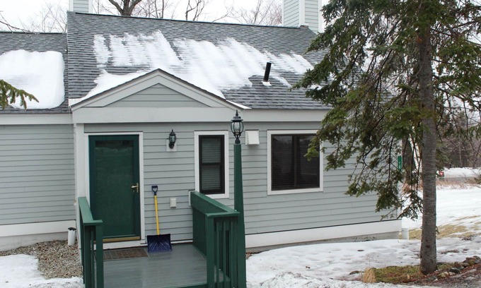 Ludlow House | On Okemo and steps Sachem trail!
