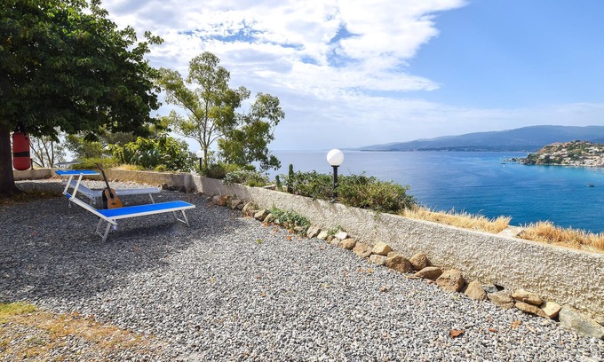 Santa Maria del Mare Torrazzo House | On one of the most suggestive stretches of the Ionian coast of Calabria, in the heart of the "Costa