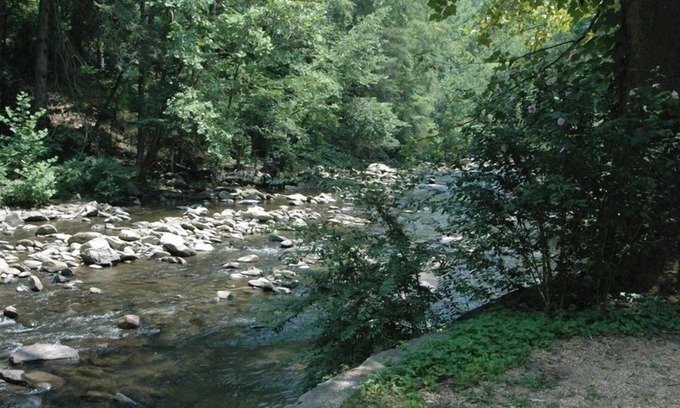 Gatlinburg Cabin | On River and Minutes to dwntwn Gatlinburg w/WIFI, Sauna and Hot Tub