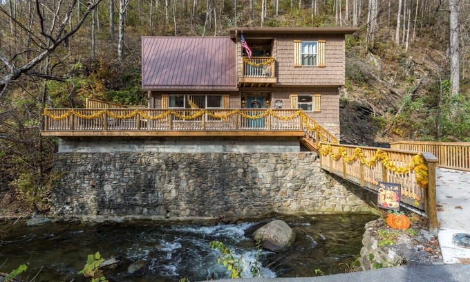 Gatlinburg Cabin | On Roaring Fork/Walk 2 DwTn Gatlinburg/Hot Tub