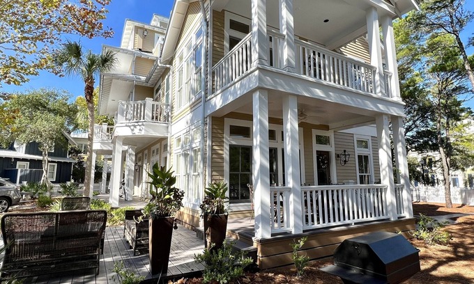 Seaside House | On Seaside Ave. Lock Off w/Amazing Porches, Steps to Beach + 2 Adult Bikes!