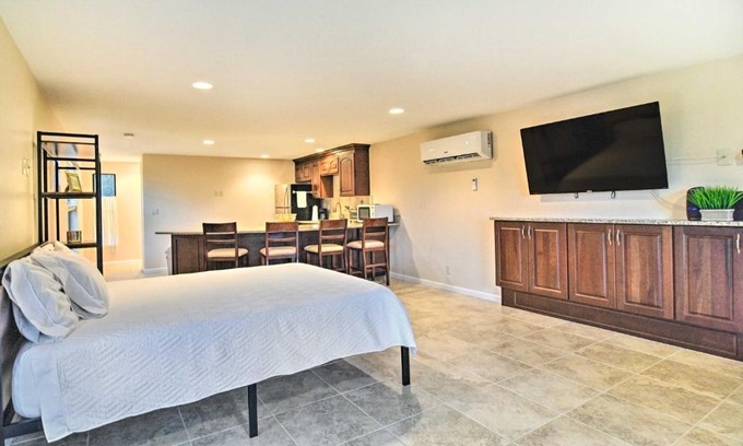 Seminole Apartment | On-Site Pond Sleek Largo Studio Less Than 7 Mi to Beach!