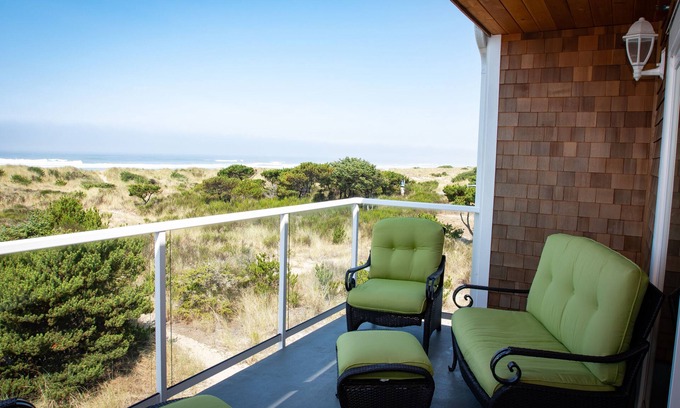 Rockaway Beach House | On the Beach! 3 King Beds, Wi-Fi, Luxury Townhome, Rockaway Oasis!