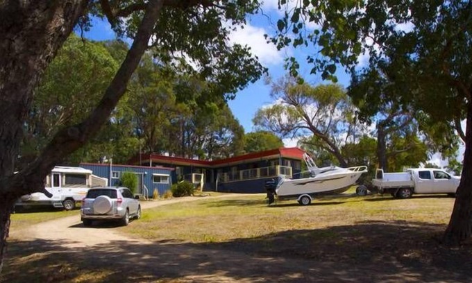 Lake Bunga House | On the beach at Bunga Ocean & Lakeside Holiday House
