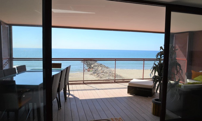 Palavas-les-Flots Apartment | On the beach, 5 * apartment of 75m2, air conditioning, WiFi and terrace of 25 m2!