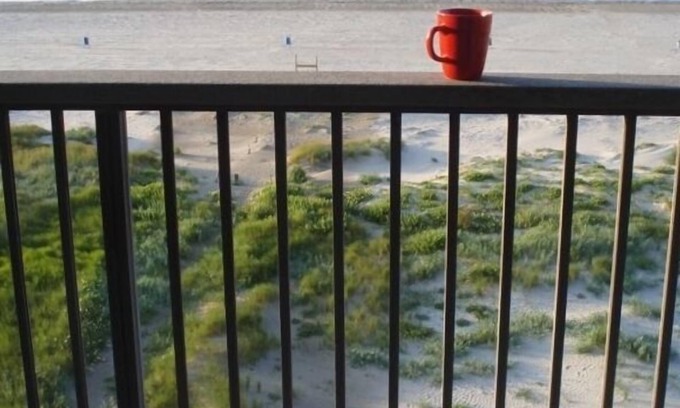 Galveston Condo | On the beach. Knockout views. Great guest reviews. New kitchen. Sleeps 2-6.