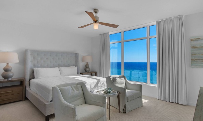 Fort Walton Beach - Destin Condo | ON the Beach | Luxury | Rooftop Pool | Downtown