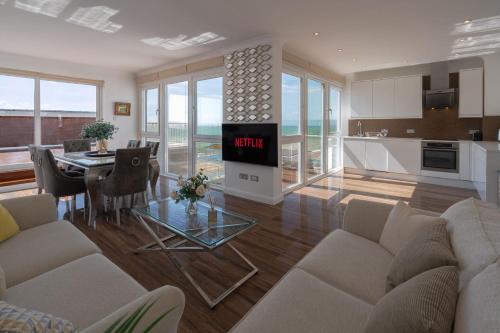 Seafront Apartment | On The Beach Penthouse with Sea View - 3 bedrooms - Roof Balcony - Spa, Sauna, Gym and Pool - Sleeps 6
