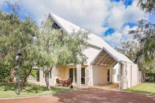 Quindalup Villa | ON THE BEACH - Villa over the road from the beach