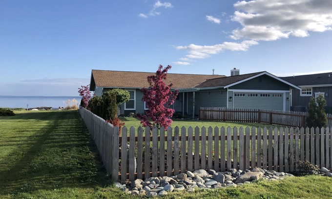 Camano Island House | On The Beach w/Lawn & Watercraft!