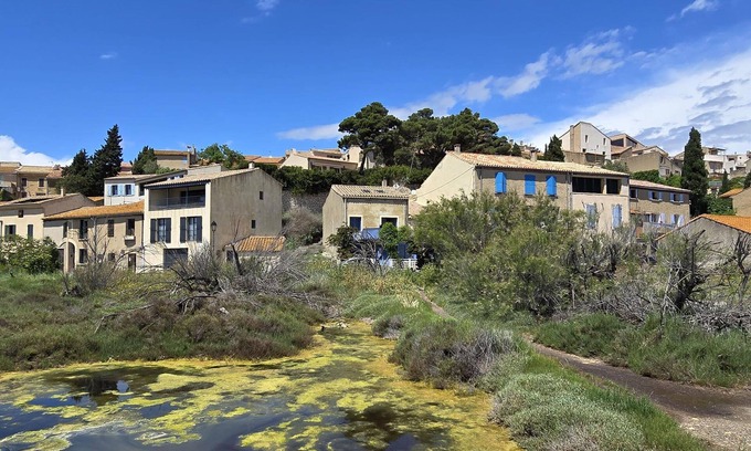 Bages House | On the edge of a salt pond, house with terrace facing the water and pink flamingos