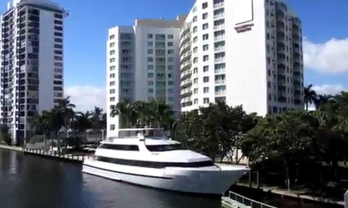 Birch Park Finger Streets Apartment | On the intercostal and walking distance from the amazing Fort Lauderdale beach.