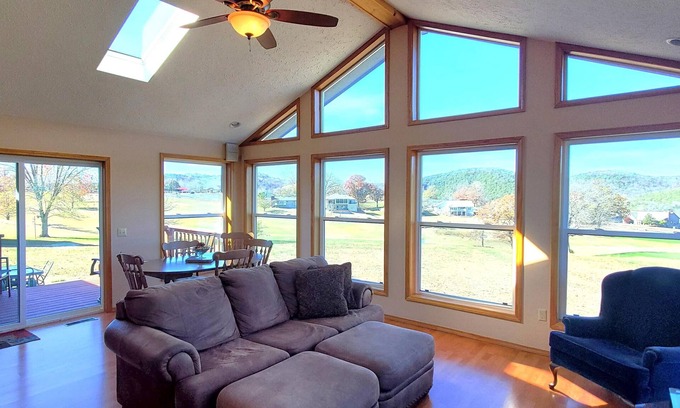 Eureka Springs House | ON THE ISLAND CLOSE TO RECREATION CENTER!