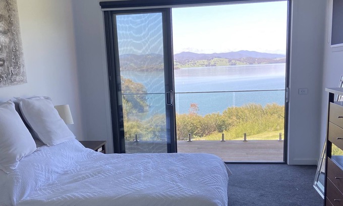 Lake Eildon House | On the Lake Goughs Bay Relax in the spa and watch fun on the lake.